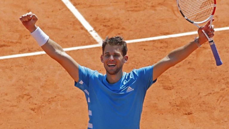 Dominic Thiem festeja tras vencer a Novak Djokovic