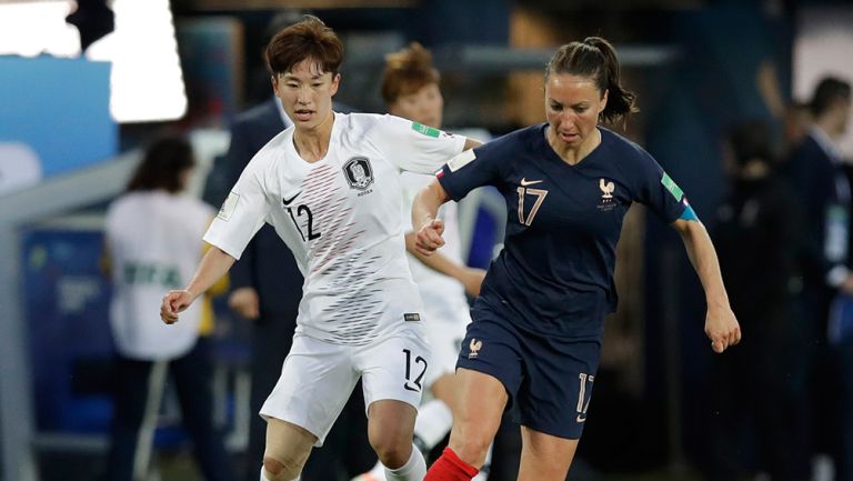 Jugadoras de Francia y Corea, durante juego inaugural del Mundial 