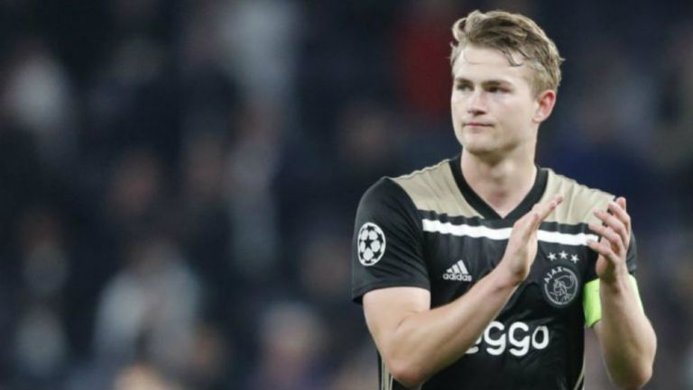 Matthijs de Ligt aplaude tras un juego con el Ajax 