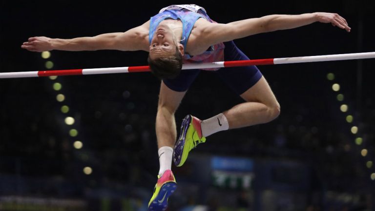 Danil Lysenko en la final de salto de altura del Campeonato Mundial de Atletismo 
