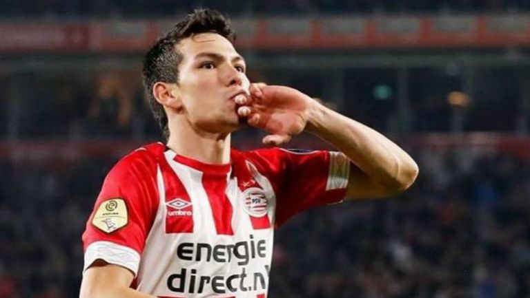 Lozano festeja un gol con el PSV