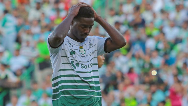 Tavares se llamenta en un juego de Santos Laguna