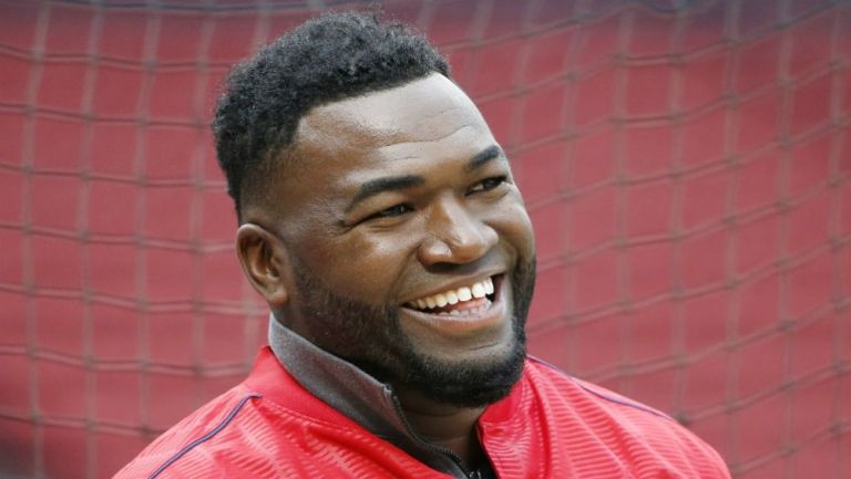 David Ortiz sonríe durante una práctica de Red Sox en 2016