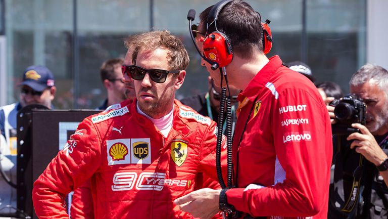 Vettel platica con personal de su equipo en el GP de Canadá