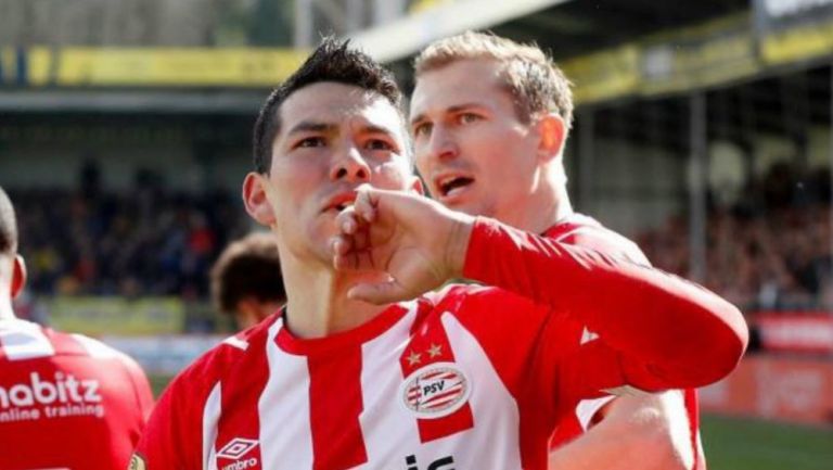 Chucky Lozano celebra uno goles con el PSV