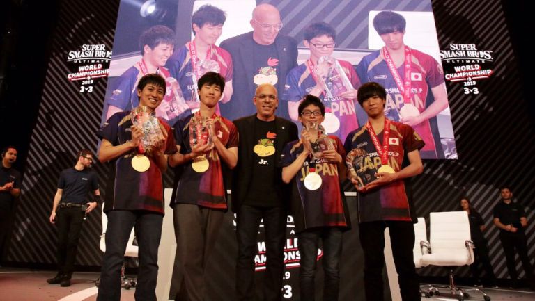La escuadra japonesa posa con Doug Bowser tras ganar el título en la E3