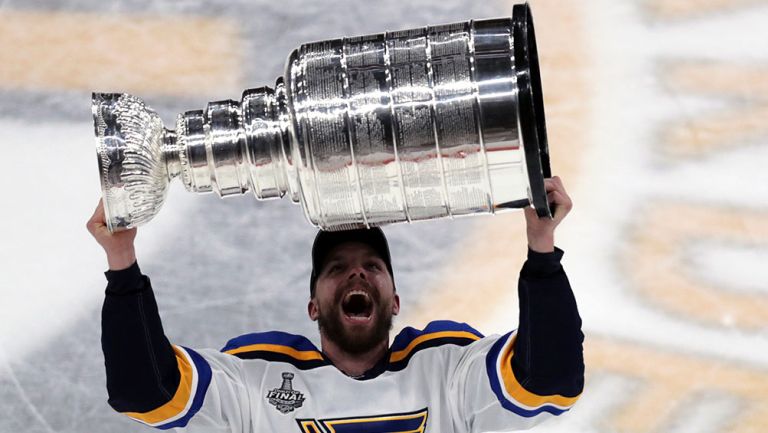 David Perron carga la Stanley Cup