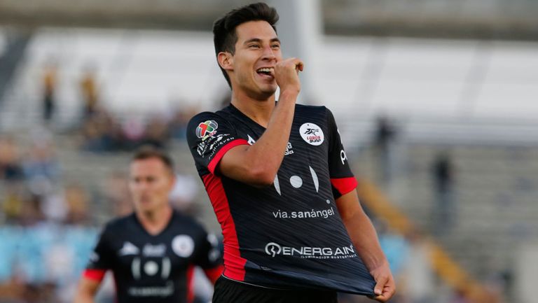 Mauro Lainez festeja gol con Lobos BUAP