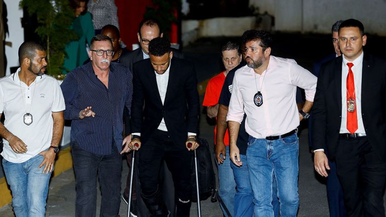 Neymar sale en muletas tras rendir declaración 
