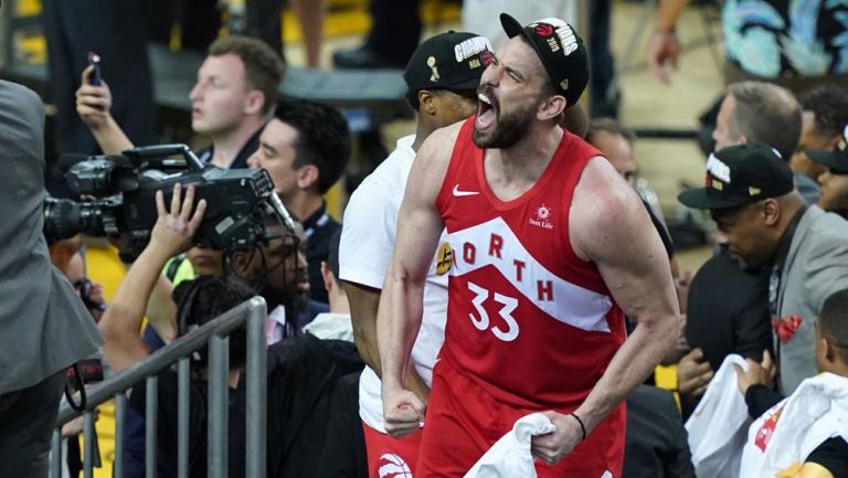 Marc Gasol festeja el triunfo de los Raptors