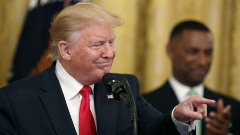 Trump señala durante una conferencia de prensa