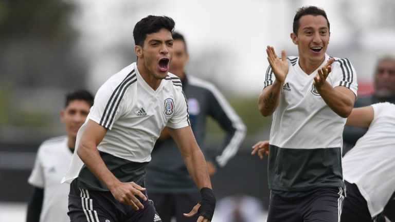 Jiménez y Guardado sonríen en un entrenamiento del Tri