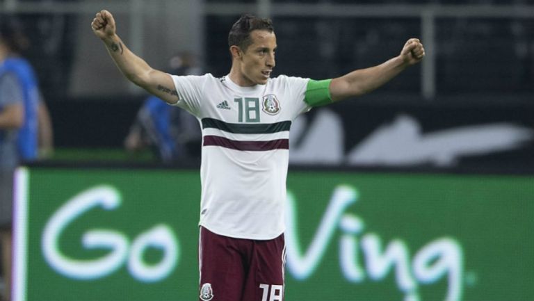 Guardado festeja el triunfo de México frente a Ecuador