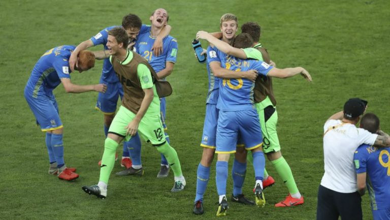 Jugadores de Ucrania festejan tras vencer a Corea del Sur