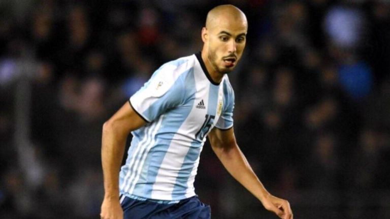 Guido Pizarro durante un partido con Argentina 