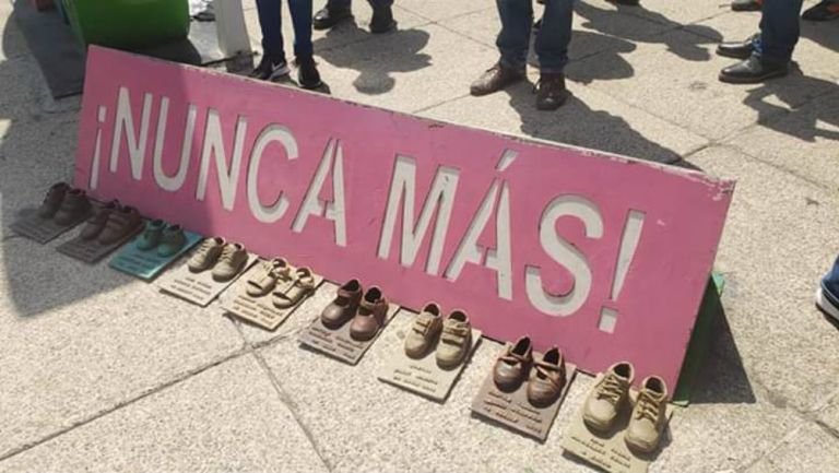 Réplicas de los zapatos en Bronce en el Antimonumento 