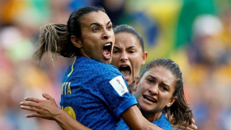 Marta celebra gol junto a sus compañeras