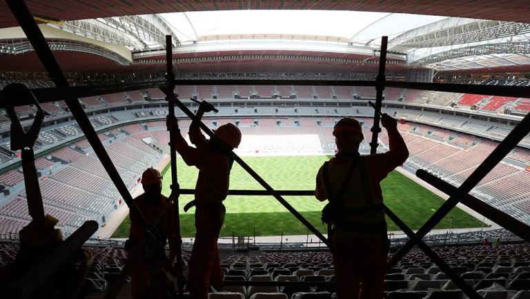 Trabajadores, en labor de construcción de un estadio para Qatar 2022