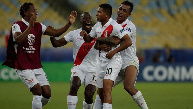 Jugadores de Perú festejan en el Maracaná