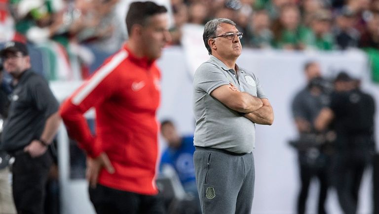 Martino y Herdman observan el partido desde las laterales