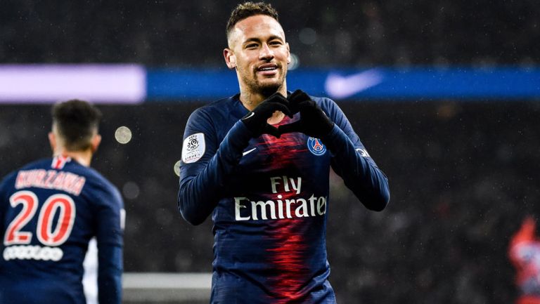 Neymar celebra un anotación con el PSG en Francia 