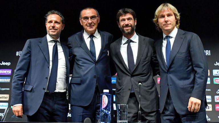 Sarri, junto a directivos de la Juventus en su presentación 