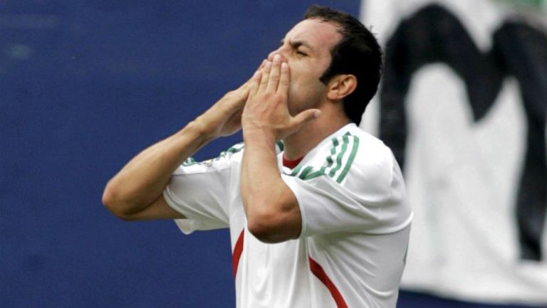 Cuauhtémoc Blanco festeja gol con México