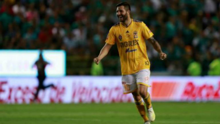 Gignac festejando el campeonato de los Felinos