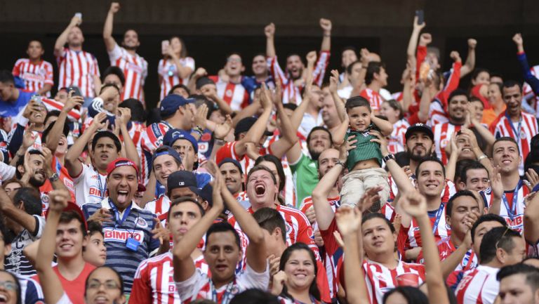 Afición de chivas festejando un gol 