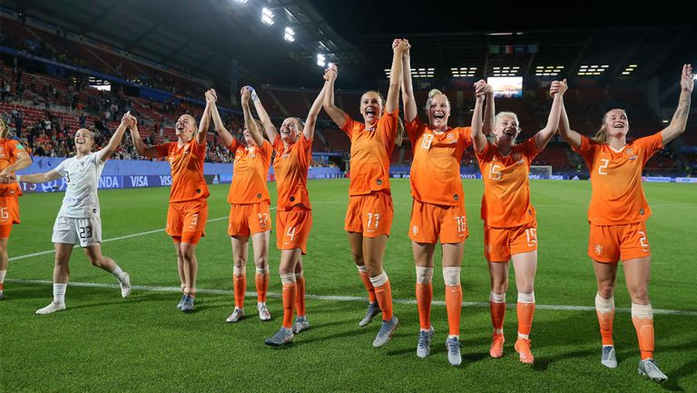 Jugadoras de Holanda festejan después de un triunfo