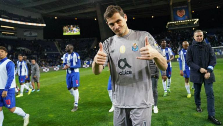Iker Casillas durante un juego con el Porto