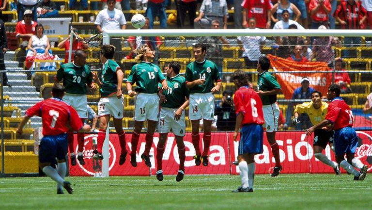 El disparo que terminó con el gol de Rolando Fonseca en el 2001