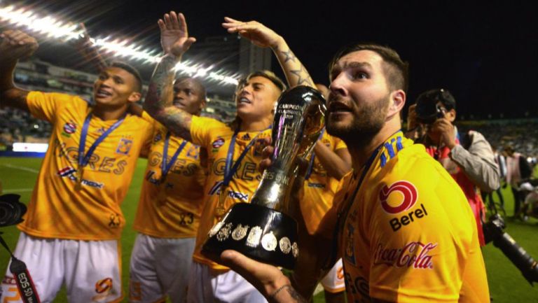 Jugadores de Tigres festejan tras conquistar el Clausura 2019