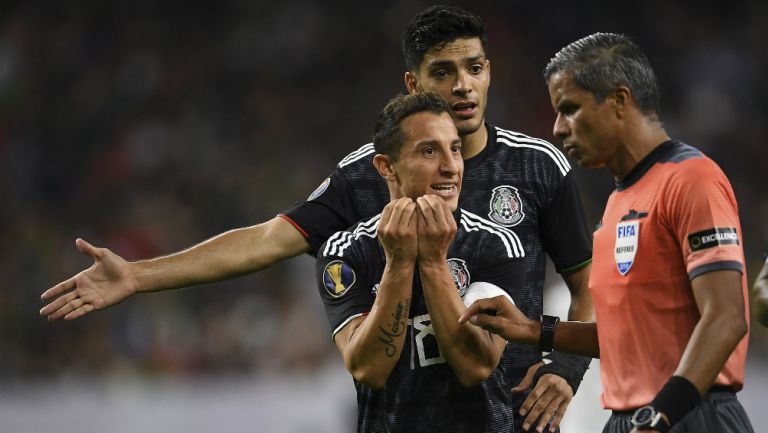 Jiménez y Guardado reclaman al silbante por el penalti marcado