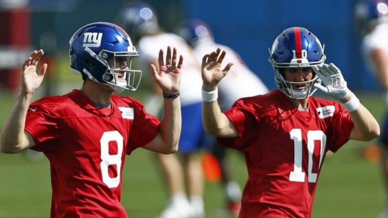 Daniel Jones y Eli Manning en práctica de los Giants