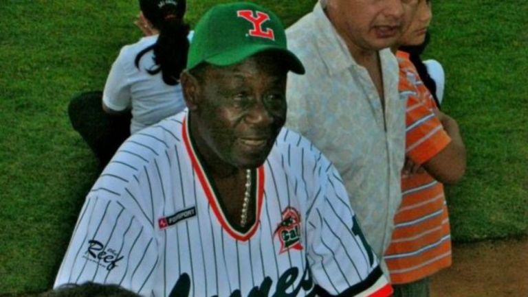 Leonel Aldama Rossell, en un evento con Leones de Yucatán