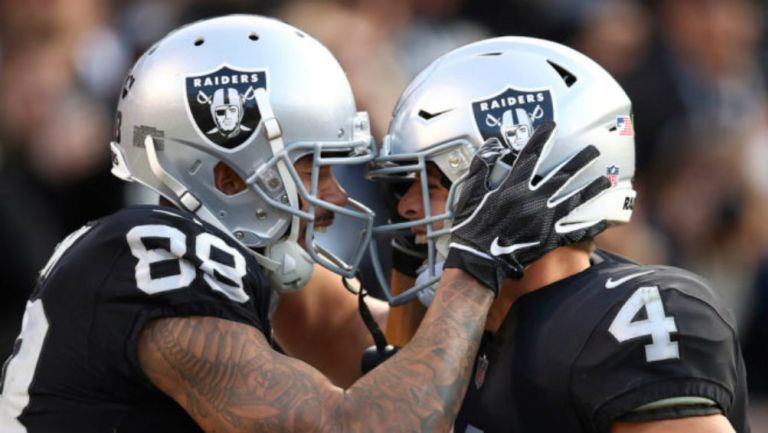 Jugadores de los Raiders celebran una victoria 