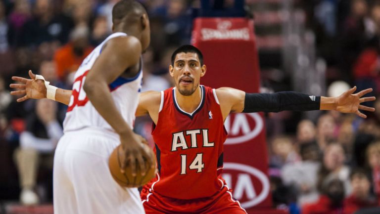 Ayón, durante un partido con los Hawks