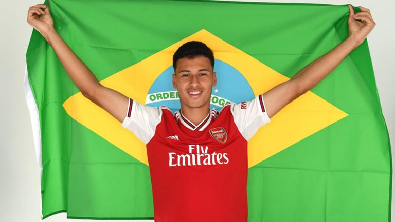 Gabriel Martinelli posa con la bandera de Brasil