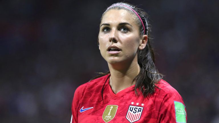 Alex Morgan durante un partido contra Inglaterra