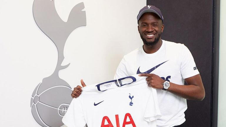 Tanguy Ndombélé presume el jersey del Tottenham