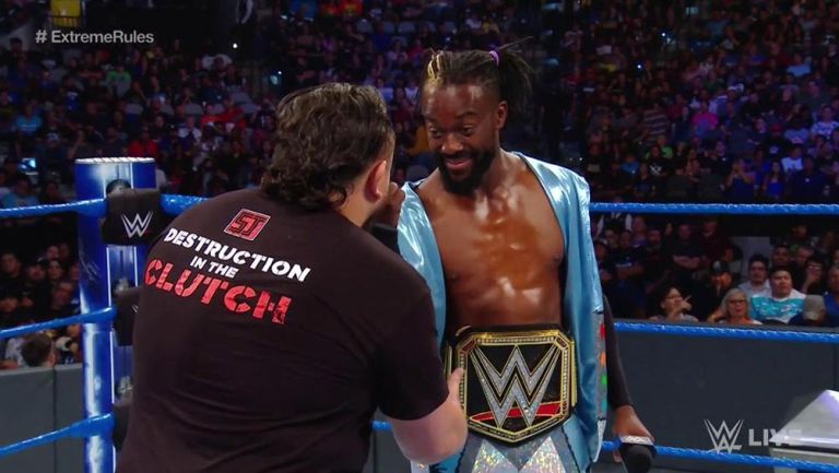 Momento en que Samoa Joe le da la mano a Kofi Kingston