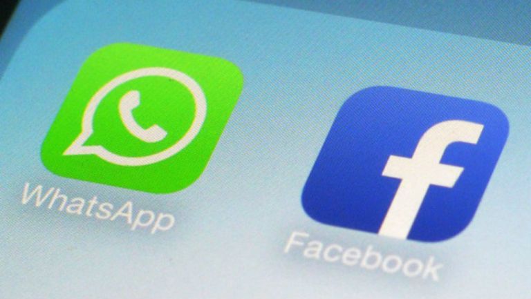 Aplicación de Whatsapp y Facebook en un celular 