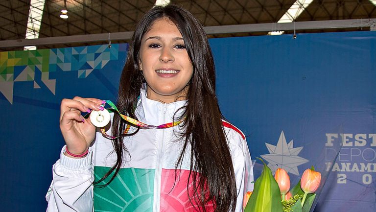 Paola Pliego muestra una medalla