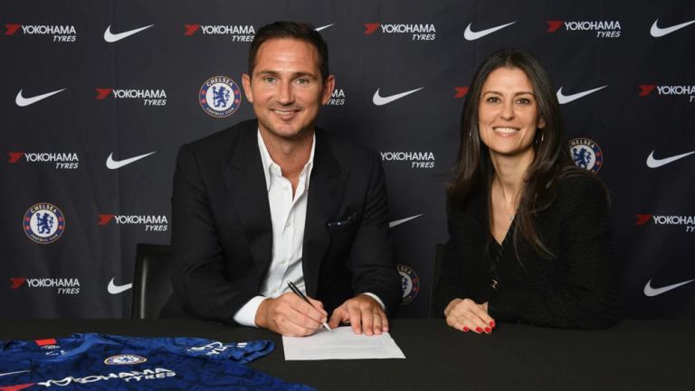 Lampard y Marina Granovskaia, durante la firma del contrato 