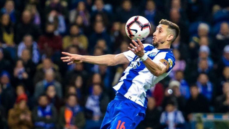 Herrera controla el balón en un partido