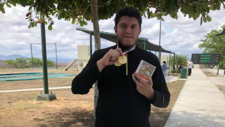 Jorge Orozco muestra sus medallas