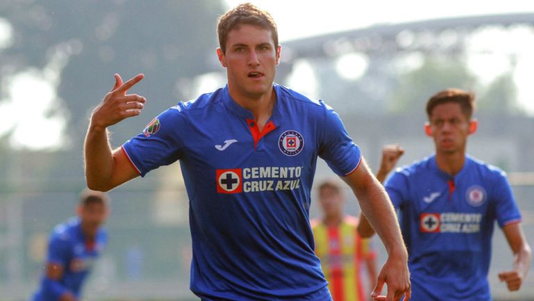 Giménez celebra anotación con Cruz Azul 