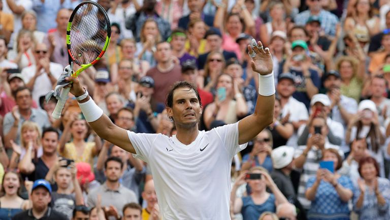 Nadal levanta los brazos tras el triunfo