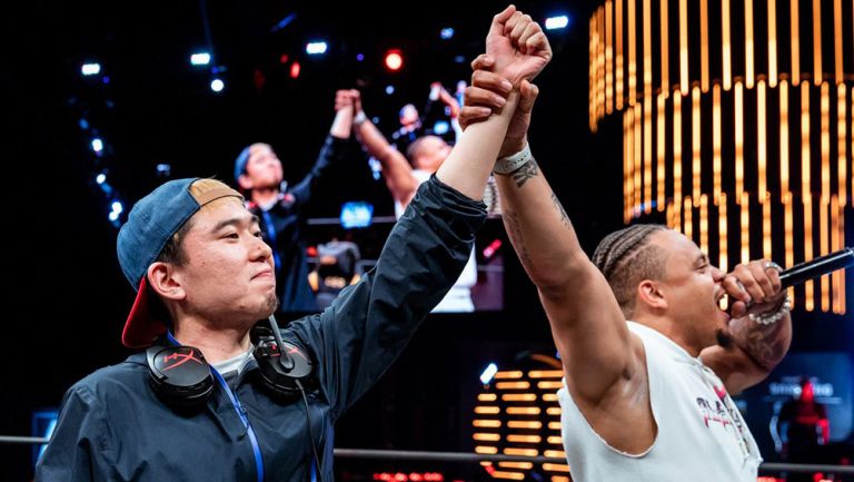 Bonchan levanta el puño en señal de éxito